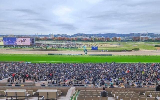 東京競馬場で凱旋門賞のパブリックビューイング 場内では各種イベントも