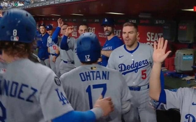 大谷翔平とフリーマンが“お辞儀合戦” 優勝決定試合でアベックホームラン→互いを称え合うベンチやりとりが話題