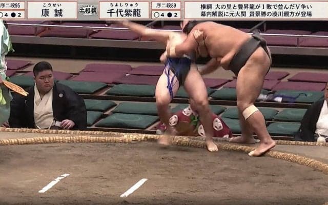 「なにやった？」17歳天才小兵、0.1％の“珍手”で体重2倍の巨漢を衝撃的な大逆転「体幹オバケやん」