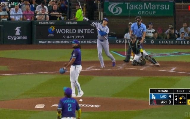 大谷翔平の衝撃54号“プール着弾”ホームランに相手投手もガックリ…高速で振り返り“確信”リアクションの瞬間