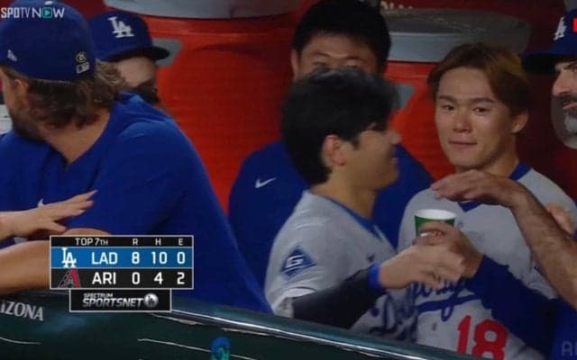 カーショーが、大谷が、チームメイトが…“大エース”山本由伸を「惜しみない賞賛」で出迎えた感動光景 “頭ポンポン連発”ベンチの一コマ