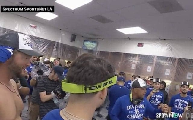 大谷翔平が、由伸が、朗希が…シャンパンの美酒に酔いしれた「最高の一日」初体験の佐々木朗希は“キケ”から集中砲火の場面も