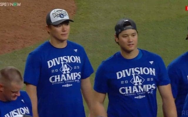 大谷翔平、歓喜の輪でも欠かさぬ“気配り”…スルーされたグータッチ→コーチ呼び止め“神対応” 試合後カメラ捉える