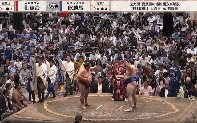 「えげつない存在感」「どうしても目が行ってしまう」大相撲、行司の“背後”にイカつい人影 ただならぬ存在感に騒然