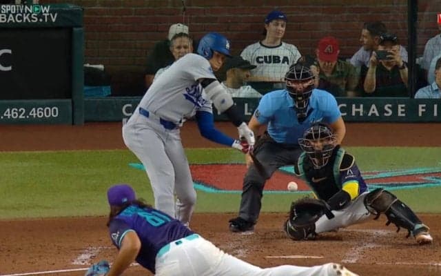 「恐るべし」「このスイングであそこまで…」大谷翔平の“確信片手ホームラン”に早朝の列島が度肝を抜かれる「変態やん」