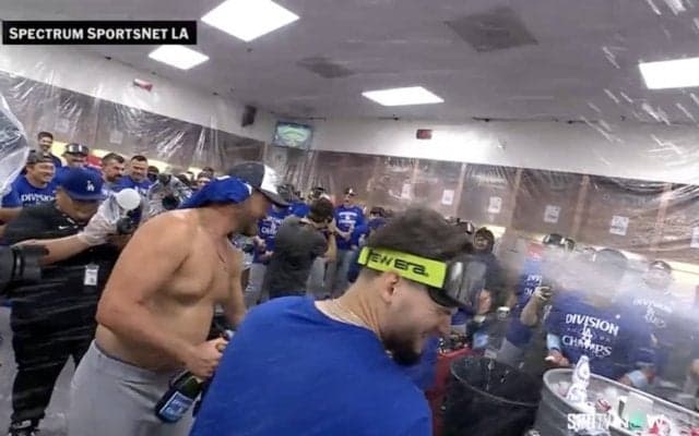 大谷翔平からシャンパン集中砲火を浴びた“意外な人物”…カーショーらチームメイトが絶大信頼寄せる“古参日本人スタッフ”も美酒に酔いしれる