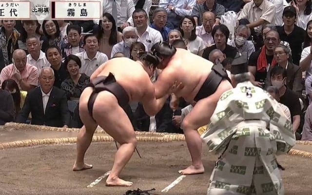 「存在感が別格」大相撲客席に“国民的著名人”が降臨 ひと際目立つ姿に驚きの声