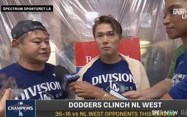 大エース、山本由伸を祝福した“2人の相棒”…お調子者の若手捕手によるちょっかいを“温かく見守る”通訳・園田氏の表情にほっこり