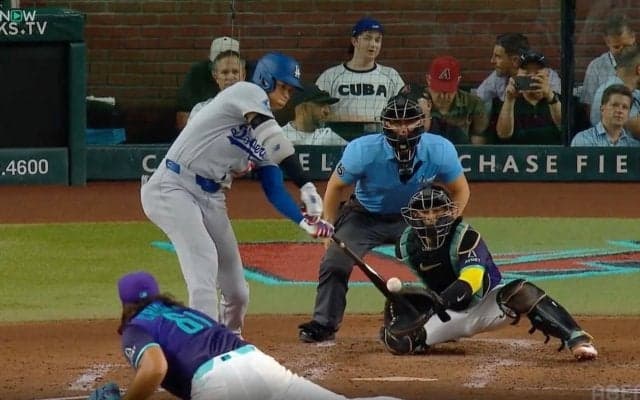 球場騒然！ 大谷翔平、目を疑う“片手変態弾”「ヤバすぎ」「人間やめたんか」軽く振って“まさかの特大飛球”「なんなんこれw」