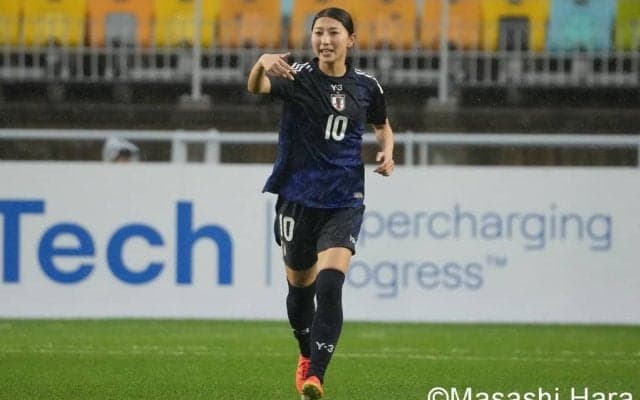 ｢なんと美しい｣なでしこMF塩越柚歩が｢モデルのお仕事お待ちしてます｣愛犬ツーショット公開！新天地でドリブルもゴールも絶好調！