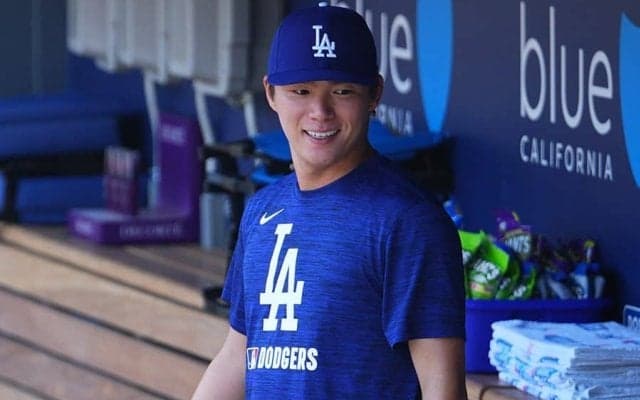 山本由伸、イチロー氏と2分間談笑　試合前に“ダッシュ”で駆け寄る…佐々木朗希も挨拶