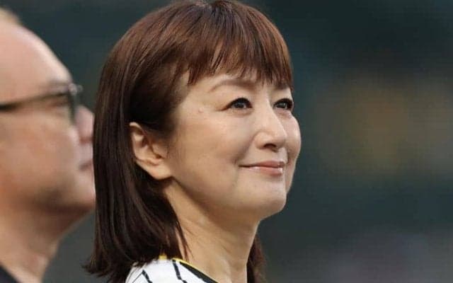「これが本物の美しさ」聖地甲子園を訪れた＂勝利の女神＂の始球式に反響止まらず「時が止まっている」