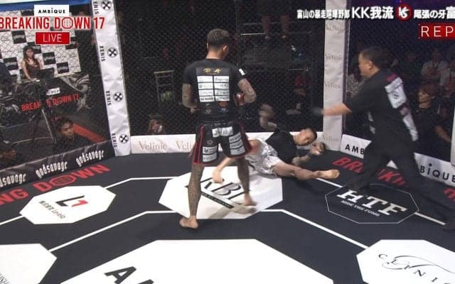 Breaking DownでKOした選手に罵声を浴びせ、後頭部を殴る暴挙 ノーガードで左ストレート被弾…衝撃ダウン直後に波乱