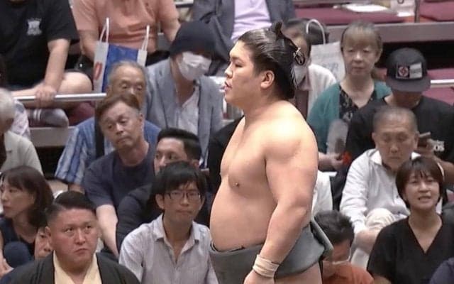 「体デカ…」大相撲、元日本代表アスリートが熱心に観戦 土俵近くで鎮座する“大きな存在感”に驚きの声