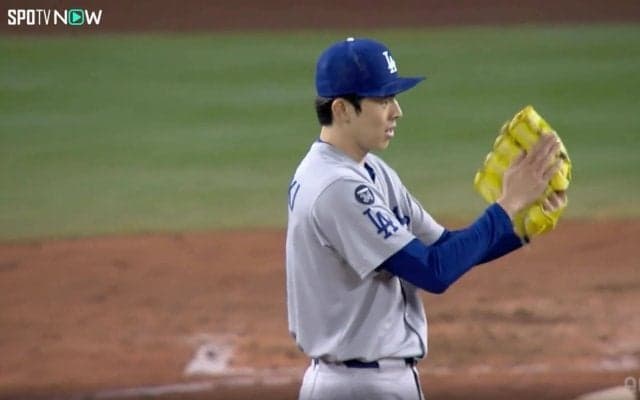 佐々木朗希も激賞！ド軍“10月男”が大ファインプレー 「体勢が崩れながらも」余裕でアウトの好送球、“剛腕”をバックが盛り立てる
