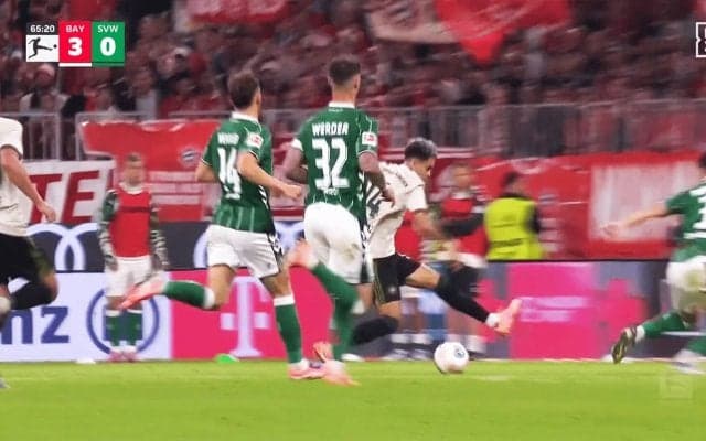 菅原由勢も唖然…バイエルンFWの“４人翻弄スーパーアシスト”が話題「エジルキックだ」「うますぎ」高速シザース→技ありパスの一部始終