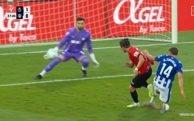 浅野拓磨、2試合ぶり先発で今シーズン初ゴール「今季初のジャガーポーズ」テクニカルなフィニッシュワークにファン熱狂「トラップからシュートまで完璧」