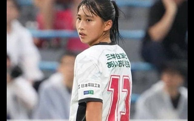 WEリーグの16歳ニューヒロイン候補が｢イブラみたいな｣右足ダイレクトボレーで初ゴール！｢るなおめでとう！｣初々しい笑顔＆ガッツポーズ披露
