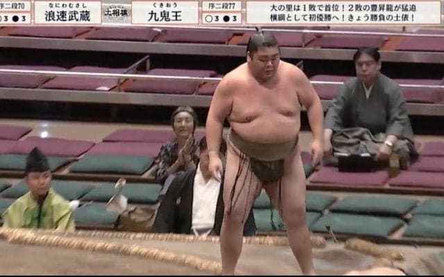 「一体どうした？」力士が目の前で起こった“不測の事態”に驚き顔も…直後の紳士な行動にファン感心「優しさがすぎる……」
