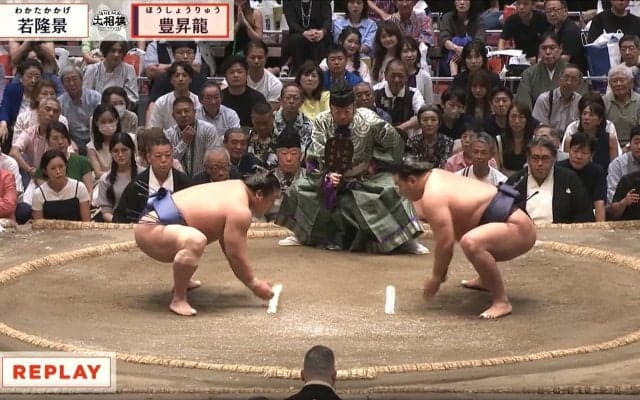 「あら、美人さん」大相撲、親方の背後に“ひょっこり”凛とした女性アスリートの姿 「姿勢も美しい」“肩出し”姿にも反響