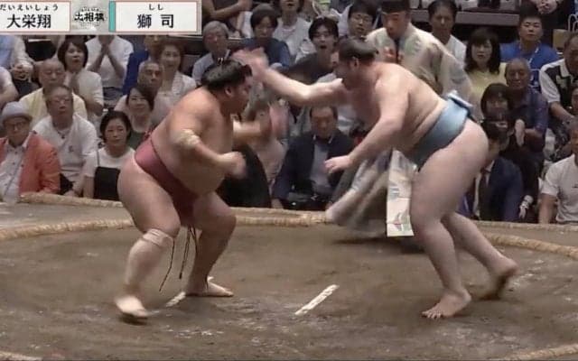 「2人共マタドールみたいだ」元若乃花が驚き観客が笑顔になった大相撲の“異質”な一番「闘牛じゃん」「スゴい戦いだなw」