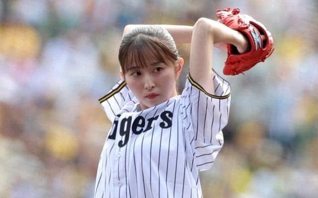 人気女子アナが大胆ワインドアップ　場内どよめき…豪快投球に“倒れ込み”で赤面