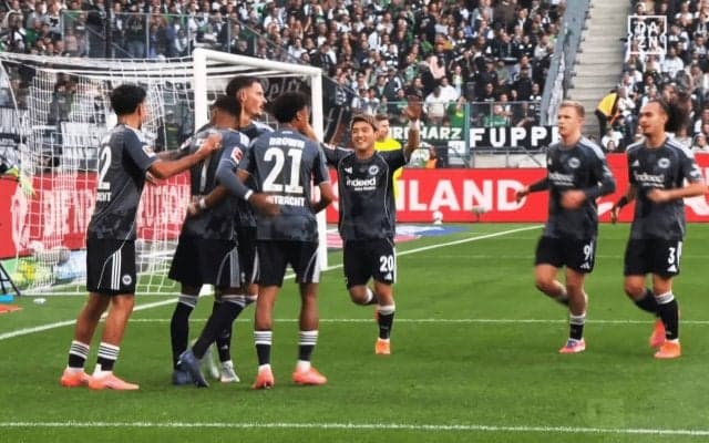 偶然の神プレー！？ 堂安律の“珍しすぎるアシスト”が「結果的にドンピシャクロス」「超ラッキー」ファン騒然の一部始終