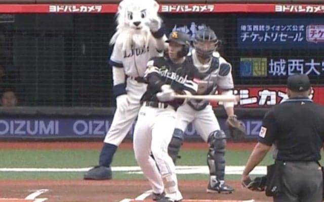 始球式で珍事　鷹・野村が死球受けナイン爆笑…スイングしながら回避できず