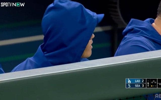「青ずきんちゃん」で登場？33試合ぶり休養日の大谷翔平、ベンチでの観戦姿も話題「気配消してる」「寒そう」