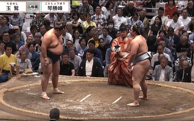 「本物だ」「めちゃくちゃ目立つ（笑）」大相撲千秋楽に“大物政治家”の姿 「さすがの貫禄」反響相次ぐ