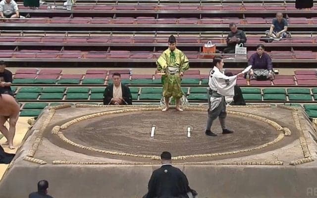 大相撲千秋楽で“ほっこり珍事”が発生 呼出の声がキレイに裏返ってしまうハプニングに親方ニッコリ「元ちとせみたいな裏声だ」