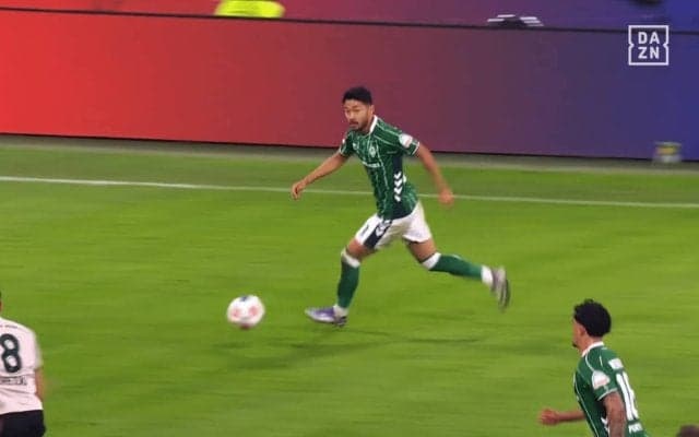 ファン沸騰！ 日本代表DFがバイエルン戦で決定機演出「ファーストタッチが素晴らしい」「攻撃はトップクラス」菅原由勢が完璧トラップ→高速クロス