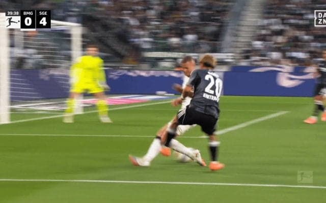 天才かよ！ 堂安律が“股抜きクロス”で１試合２アシスト目「スーパーすぎる！」「左に流れても仕事するな」精密な左足にファン大興奮