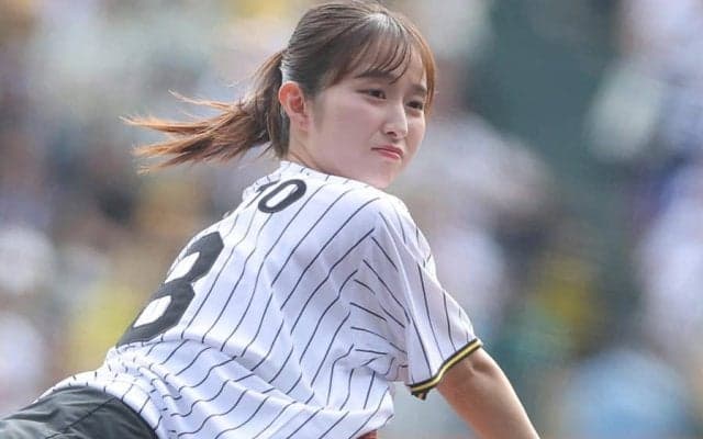 ショーパン美女アナが「可愛くて素晴らしい」　ポニテふわり→脚跳ね上げ投球にお茶の間歓喜