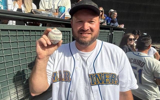 大谷55号を流血キャッチ、36歳パパは“お宝”を売却か「子どもの助けになるなら」