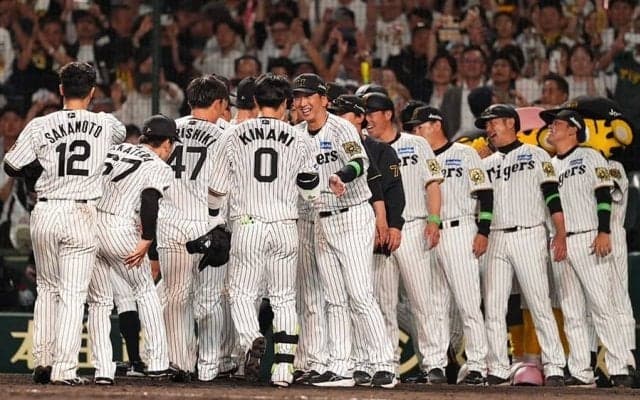 甲子園アルプスに超大物…アテンドしたOBに「どういう繋がり」　まさかの報告にSNS騒然