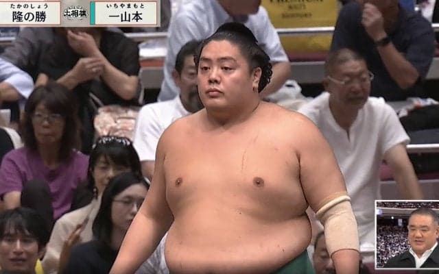 「ちょ、客席になんかいるw」大相撲九月場所にいた“スゴイ人” ただならぬ“出で立ち”に親方らも驚き「存在感を放っています」