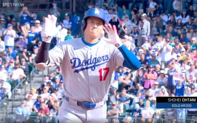 大谷翔平が「新たな歴史の1ページ」実況が伝えた55号 イチロー氏「51番」の下に飛び込んだ劇的アーチ…敵地“異例”の総立ちで歓声やまず