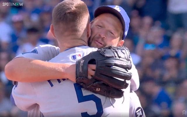 カーショーの降板で“粋な計らい” 途中交代のフリーマンがマウンドへ向かい労う「歴史に残るシーン」 サプライズ演出に「泣ける」