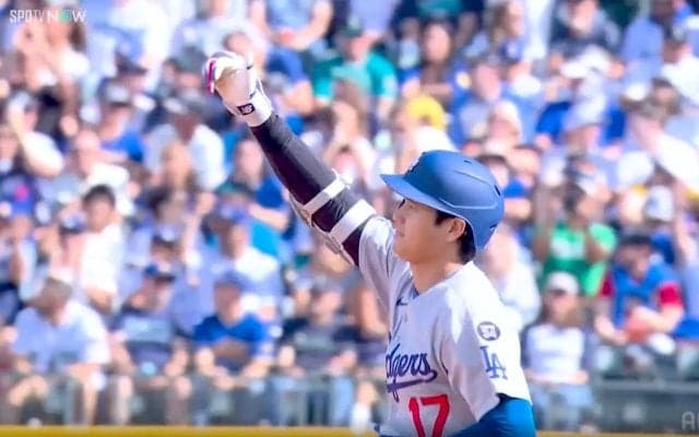 大谷翔平に「MVP！MVP！」 敵地で轟いた異例チャント、“サムアップ”で応えた劇的55号は「役者すぎる」感動と称賛の声