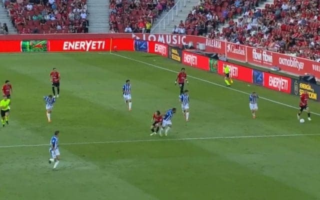 「大丈夫か？」浅野拓磨、強烈な顔面肘打ちに悶絶「これはひどい」