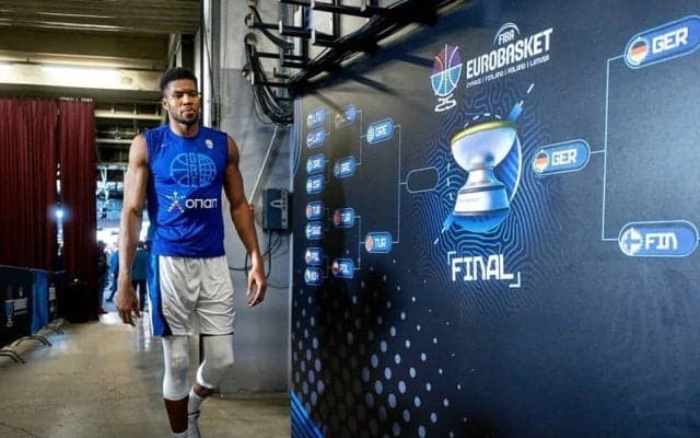 ユーロバスケットで銅メダルを手にしたヤニス…将来ギリシャでプレーする可能性は？