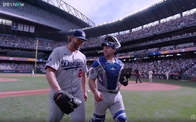 カーショー、“殿堂入りカーブ”で60発男から奪三振→掲げられた「ありがとう」 築いた3051…マウンドを降りる英雄に観客も“感謝の一幕”