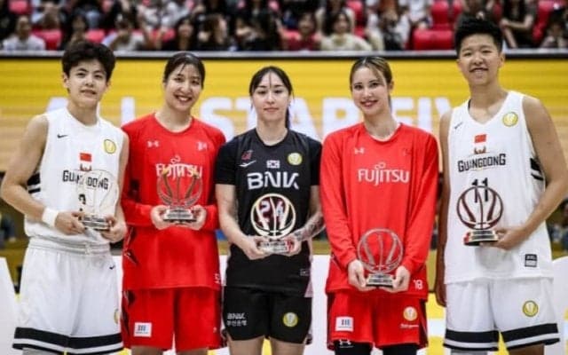 WBLA2025のオールスターファイブに宮澤夕貴と藤本愛妃が選出…笑顔で健闘をたたえ合う