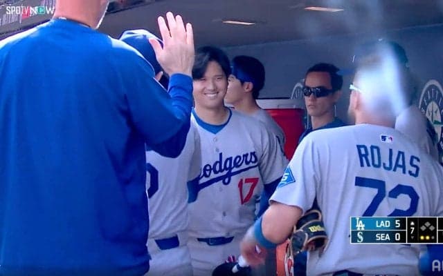 55号大谷翔平とフリーマン、ひと味違った「恒例儀式」　途中交代も待ち構えた歓喜の瞬間、大谷出迎え“深々と”祝福