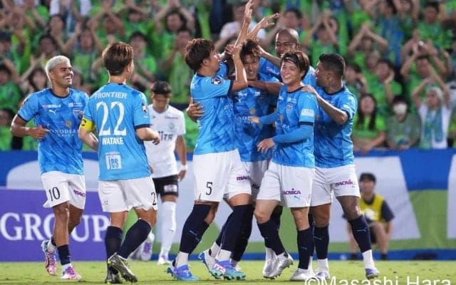 18位・横浜と19位・湘南の裏天王山！勝負を決めたJリーグ9月デビューの｢打ってよし投げてよし｣21歳大学生、最後まで｢共に戦う覚悟を示した｣緑と青の勇者たち