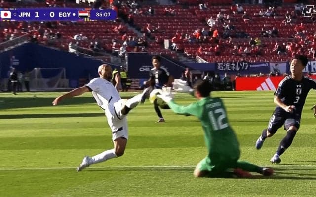 「怪我しないで…」U-20日本代表GK、“足裏”を恐れず好守→激突＆悶絶に騒然！「大丈夫か？」ピサノアレックス幸冬堀尾の勇敢さが脚光