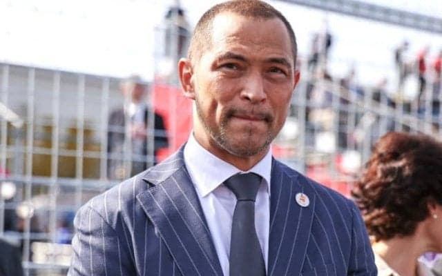 「もはや笑うしかない」20脚の丸椅子をヒョイっと持ち運び…室伏広治氏の怪力にフォロワー騒然「爪楊枝みたいなものかな」