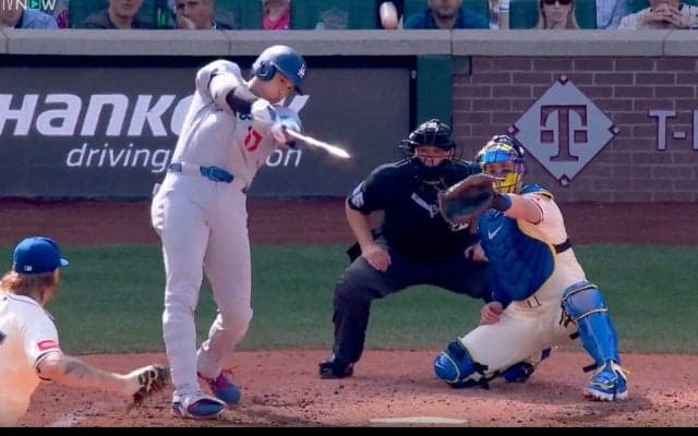 なんで打った！？ 大谷翔平、目を疑う“まさかの変態弾”「ヤバいな」「ボール球やろ」追い込まれてから“悪球打ち”…ファン騒然