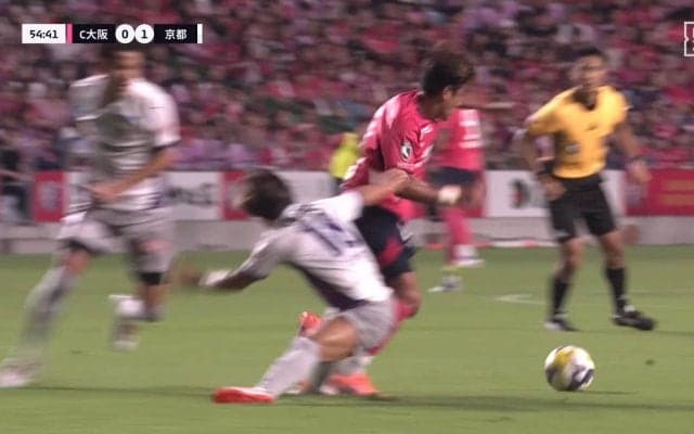 「うますぎて感動」香川真司、2人を一瞬で抜き去る絶品ルーレット「全盛期ターン」突破からの圧巻サイドチェンジにスタジアム騒然